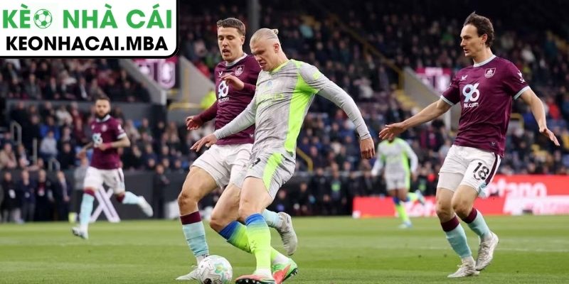 Khoảng cách sít sao, lợi thế mong manh