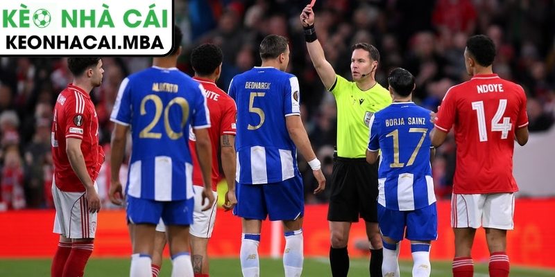 Thẻ đỏ sớm làm thay đổi hoàn toàn cục diện trận Nottingham Forest vs Porto